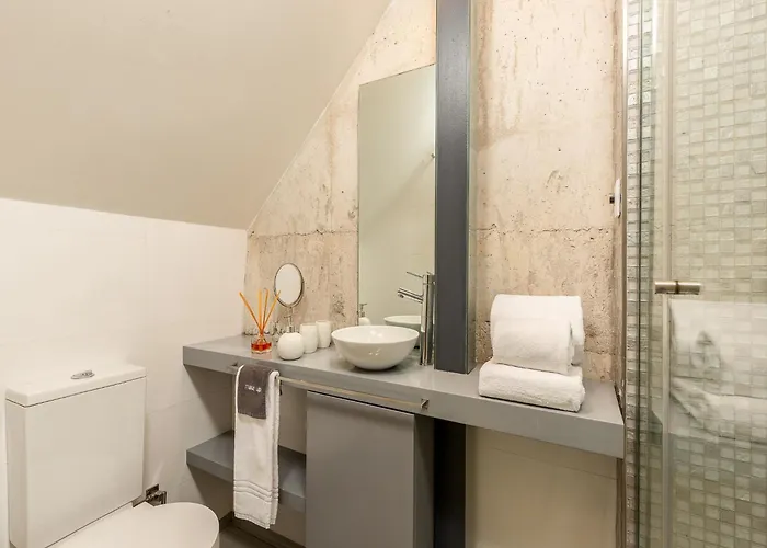 With Balcony For 4 Guests דירה