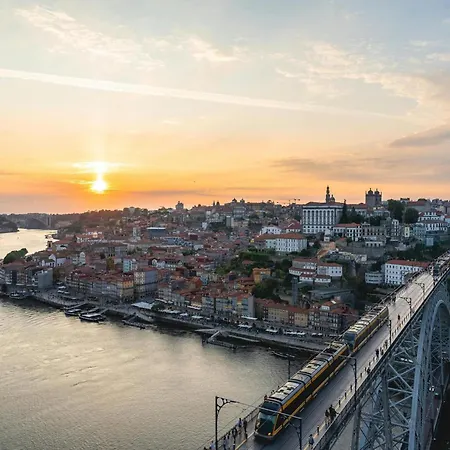 With Balcony For 4 Guests Appartamento Oporto